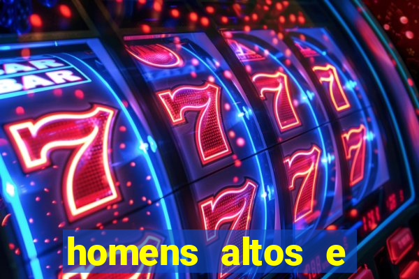 homens altos e magros pelados